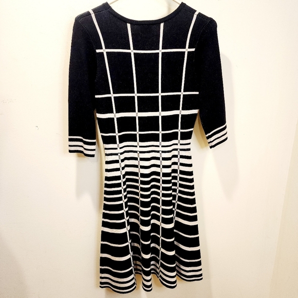 Gabby Skye Knee-length Casual Plaid Sweatee Dress size S - Picture 6 of 10